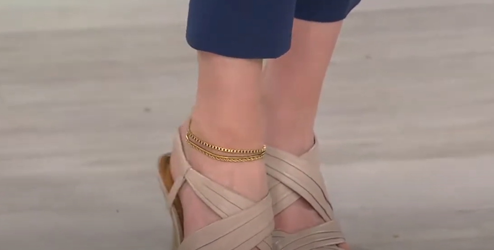 How to Tie an Anklet with a Loop?