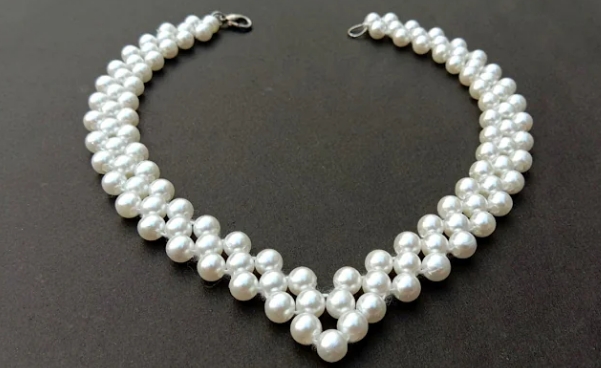 How to wear a pearl necklace without looking old